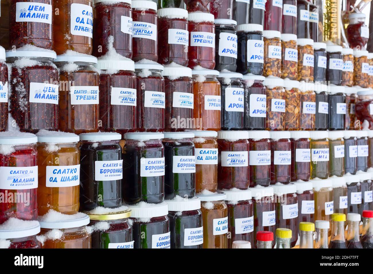 Vasetti di marmellata e miele fatti di vari tipi di frutta nel mercato di specialità, Serbia Foto Stock