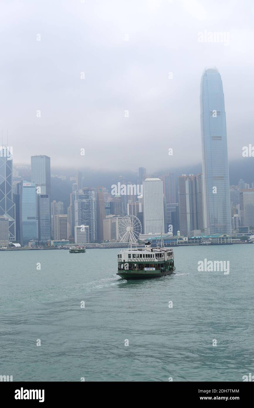 Barca che attraversa il porto di Hong Kong Foto Stock