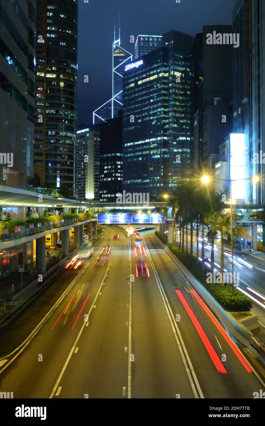 Notte del traffico in Hong Kong in centro città. Asia. Foto Stock