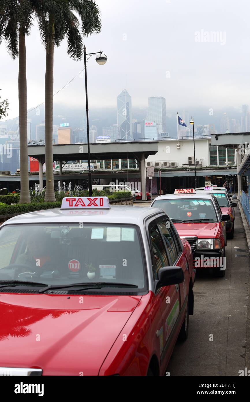 Una linea di rosso i taxi di Hong Kong Foto Stock