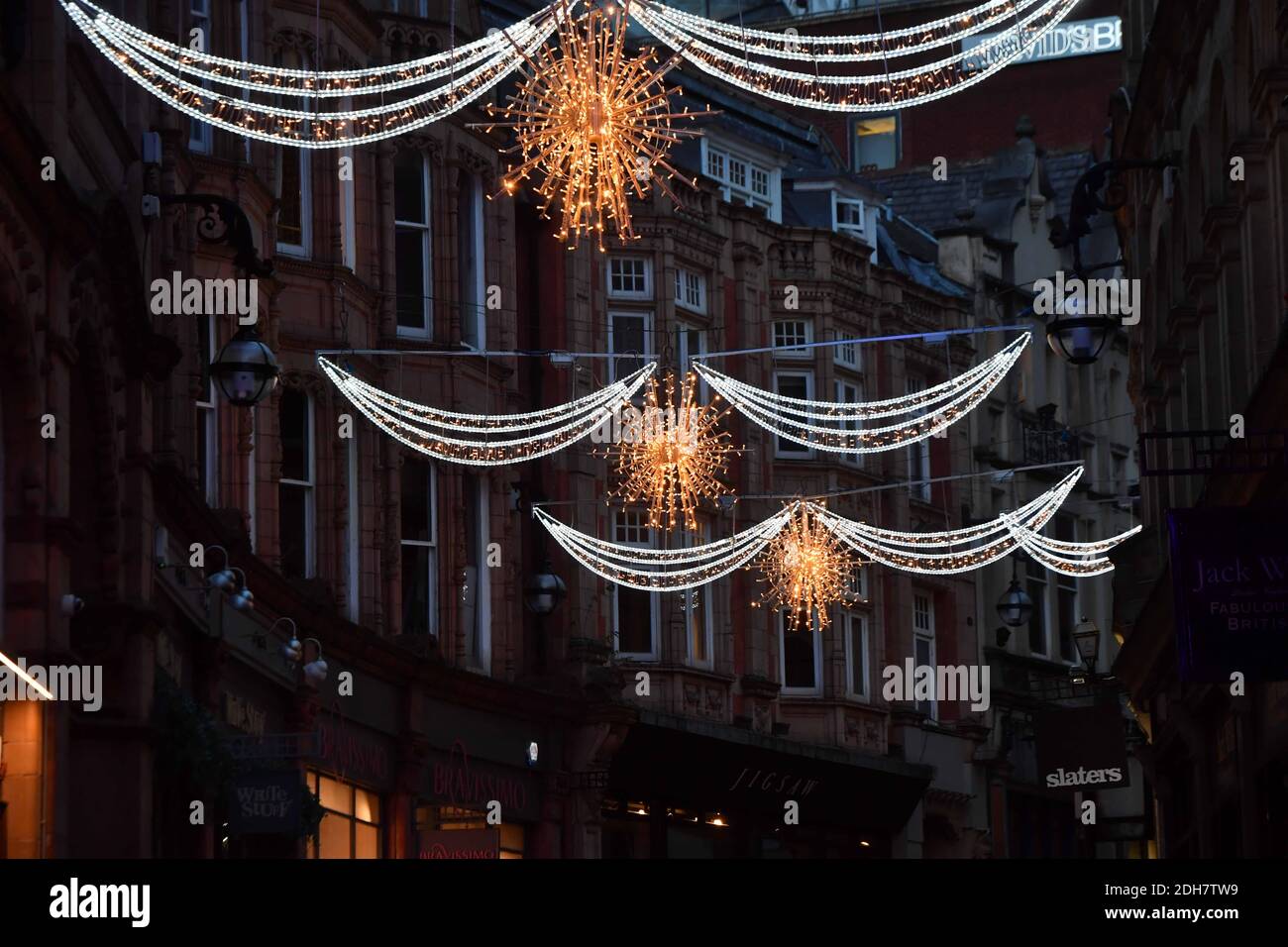 Nella foto, le luci natalizie di Birmingham si accendono per la prossima stagione festiva a New Street e Victoria Square, giovedì 12 novembre 2020. Foto Stock