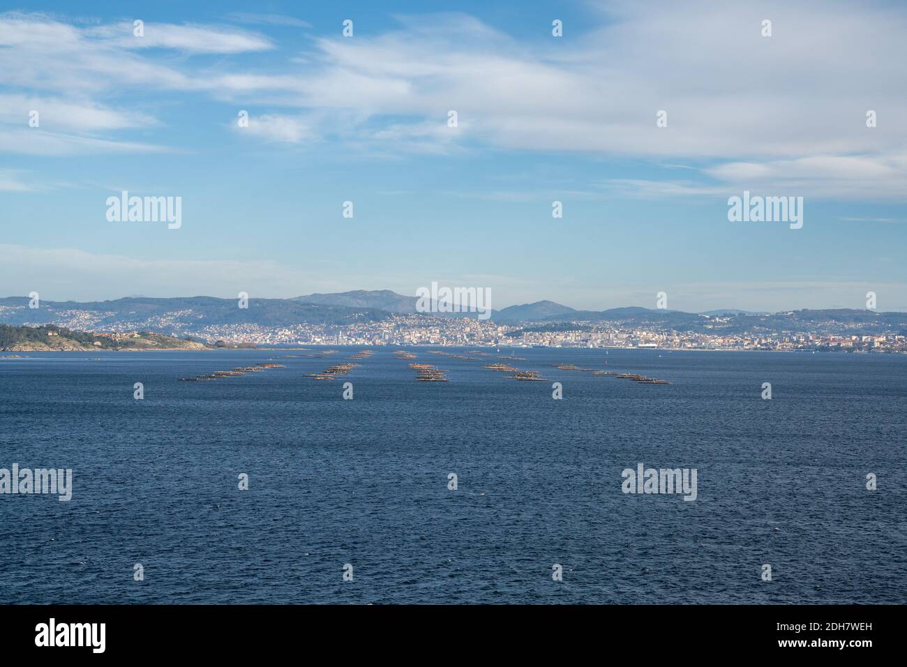 Una vista sul fiume Vigo e la città con galleggiante piattaforme di molluschi in mare Foto Stock