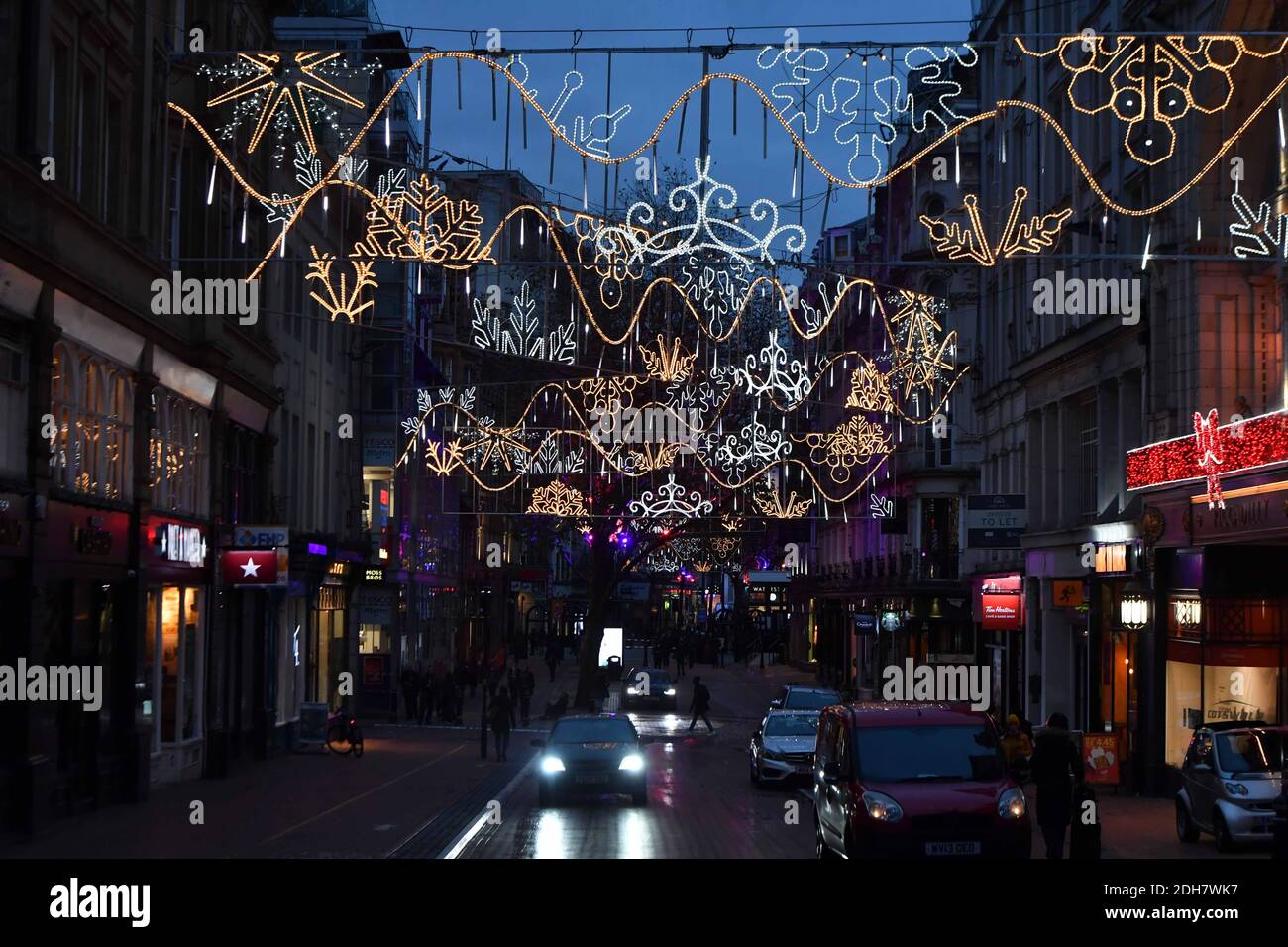 Nella foto, le luci natalizie di Birmingham si accendono per la prossima stagione festiva a New Street e Victoria Square, giovedì 12 novembre 2020. Foto Stock
