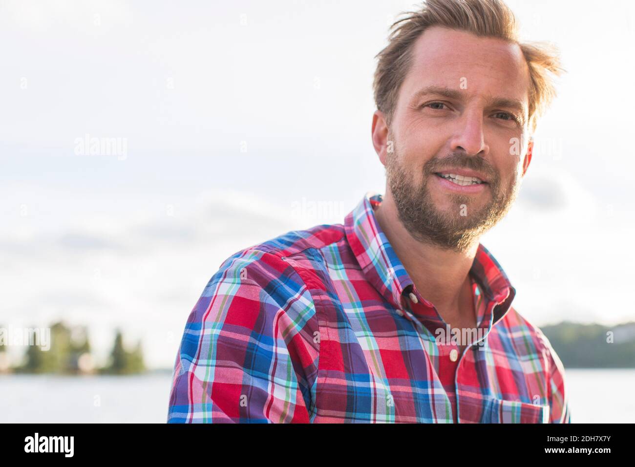 Ritratto dell'uomo medio adulto contro il cielo Foto Stock