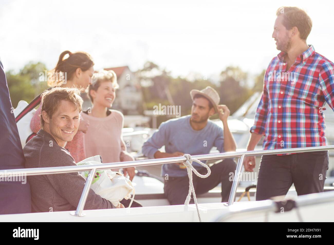 Amici felici che si divertano sullo yacht Foto Stock