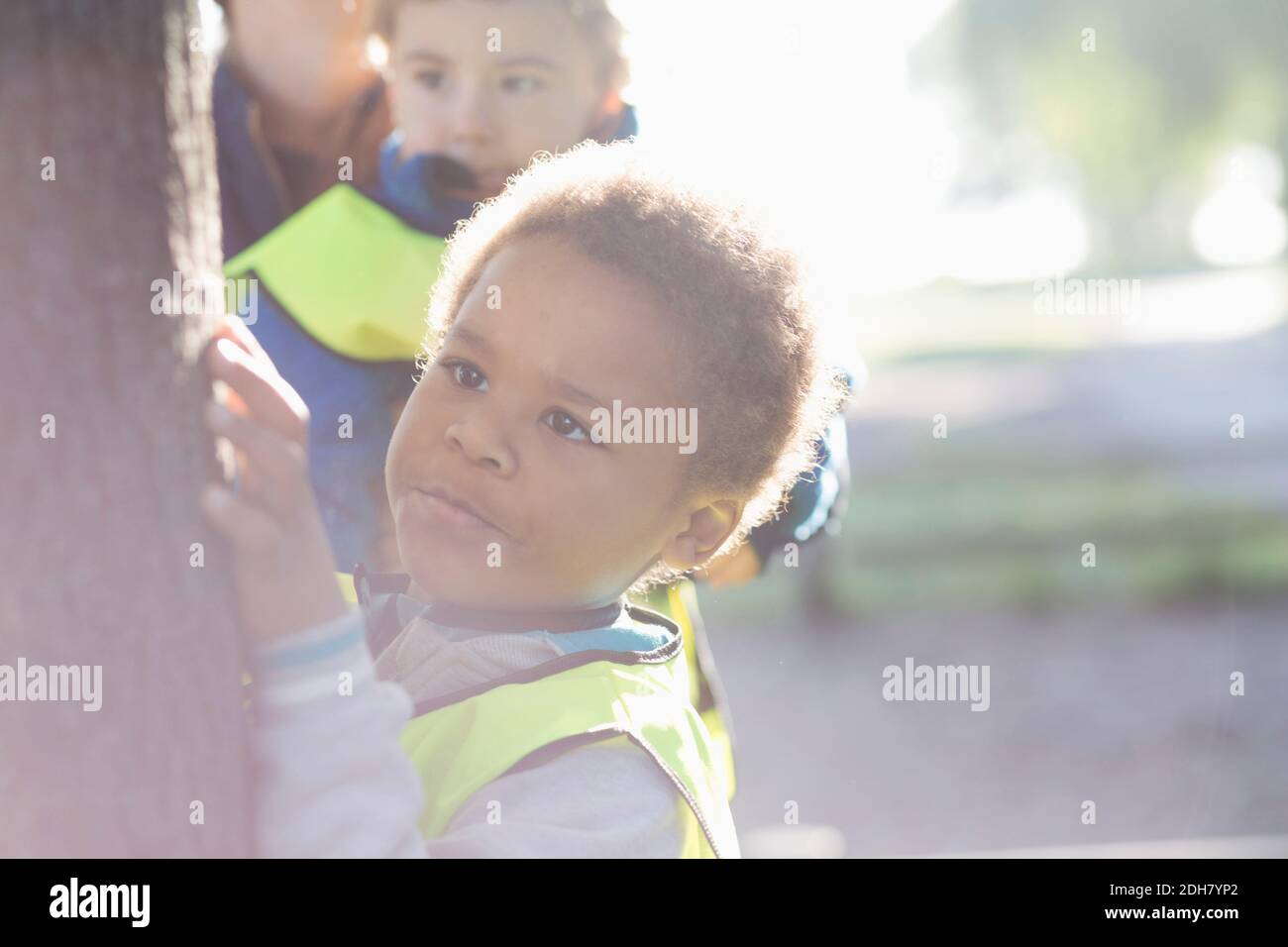 Ragazzo esplorando l'albero sul parco giochi Foto Stock