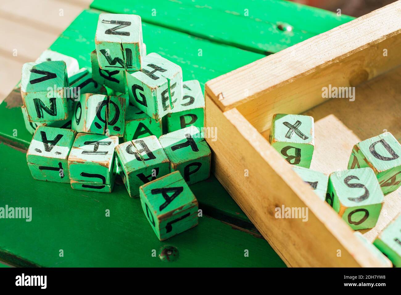 Vista ad alto angolo di blocchi di legno verde sul tavolo esterno asilo Foto Stock
