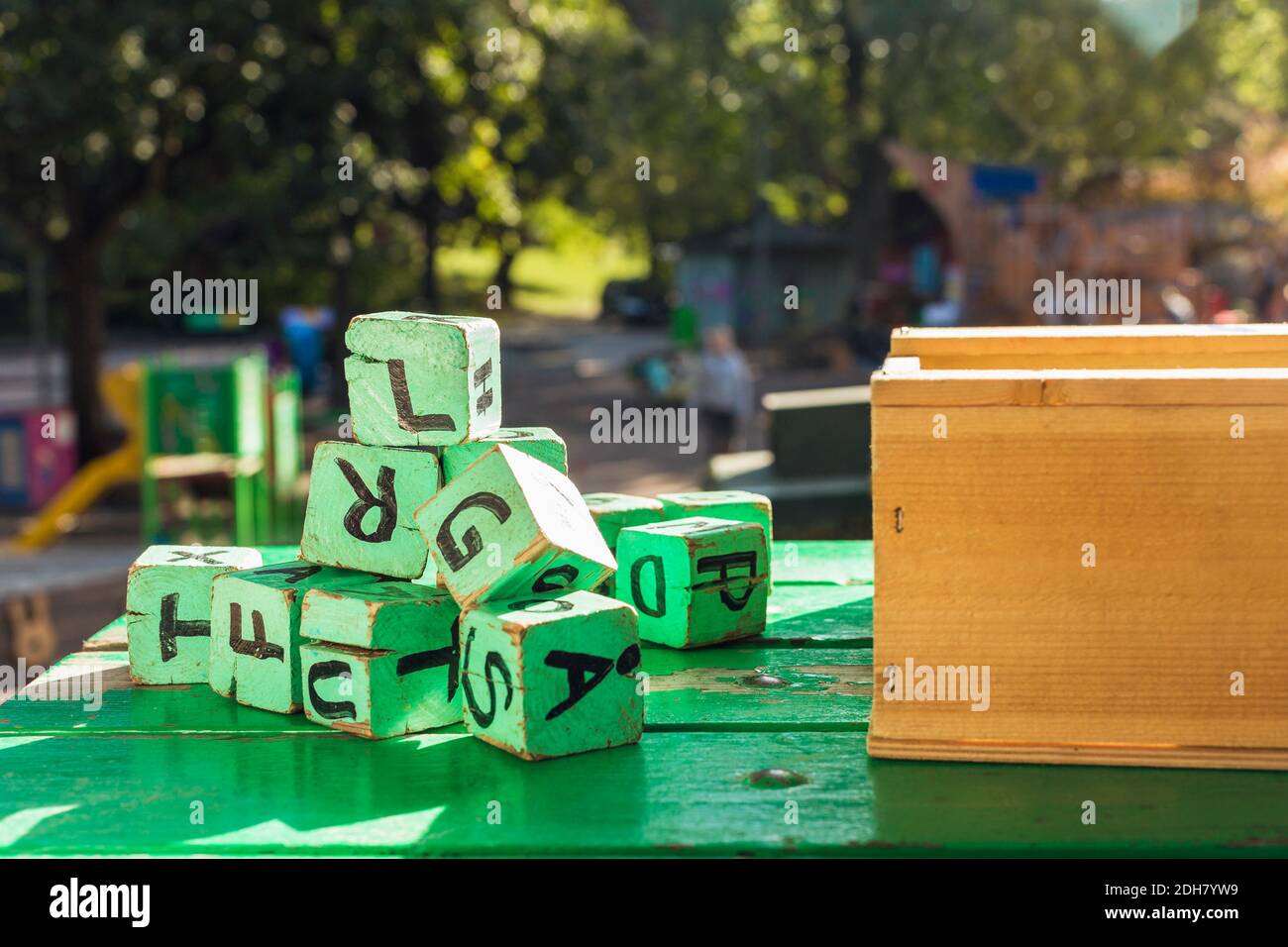 Blocchi di legno verde sul tavolo all'esterno dell'asilo Foto Stock
