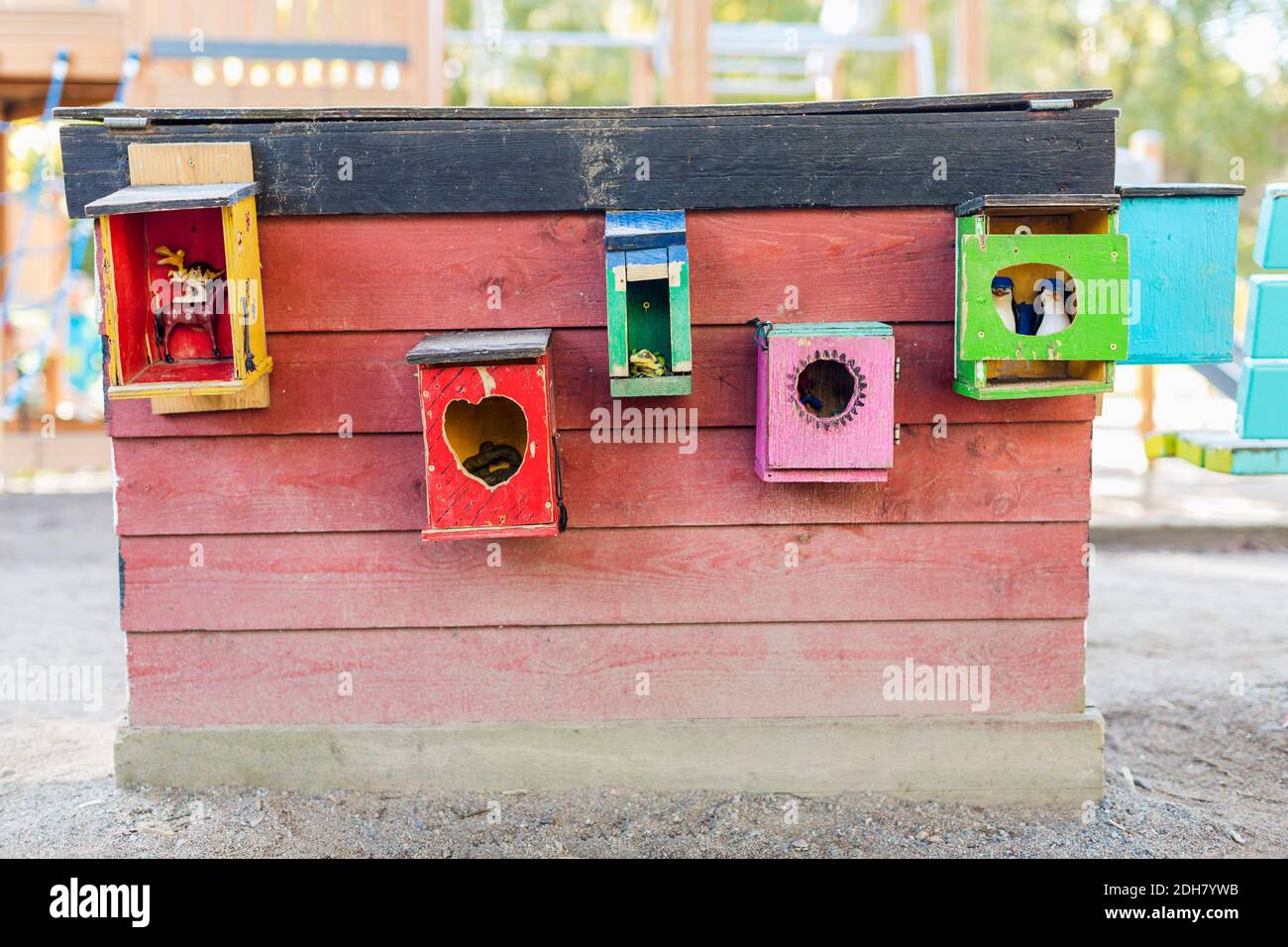 Case animali multicolore attaccate al muro Foto Stock