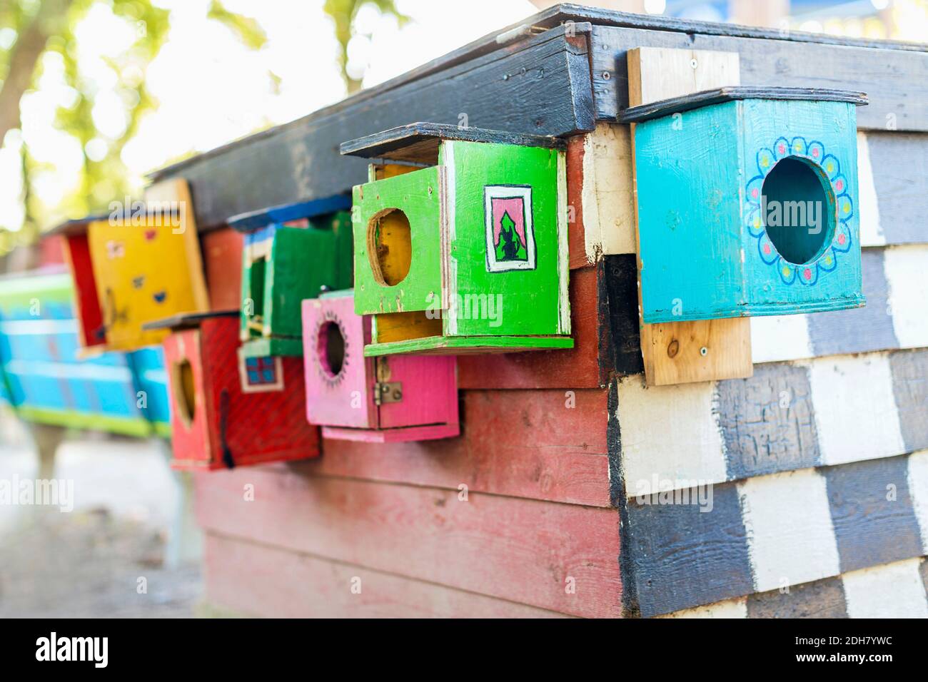 Case animali multicolore attaccate al muro Foto Stock