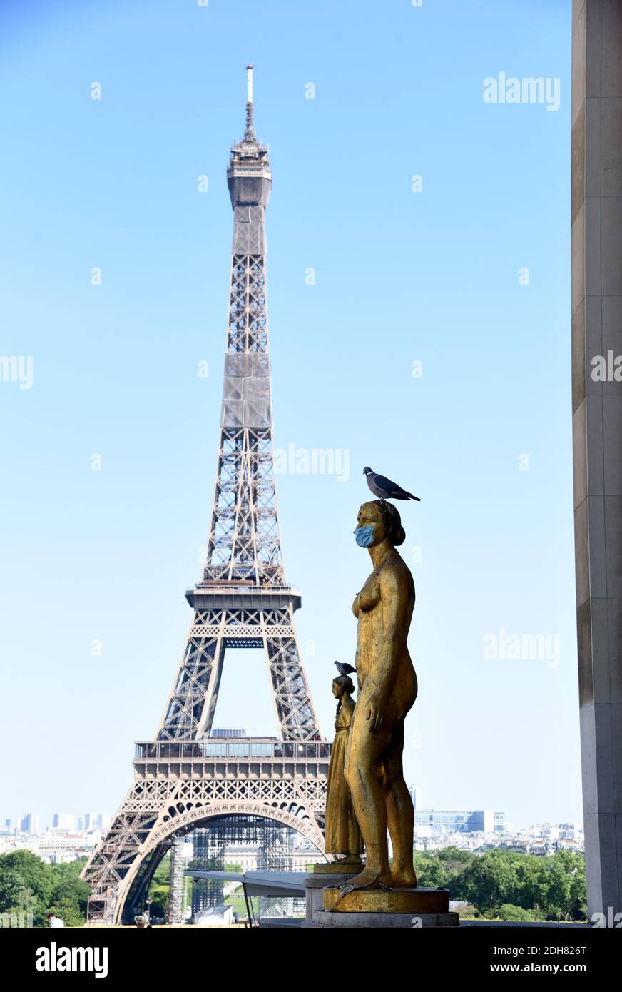 Parigi (Francia) il 17 maggio 2020: Statua in piazza 'Place du Trocadero' con una maschera protettiva contro Coronavirus, Covid19, e la Torre Eiffel nel Foto Stock