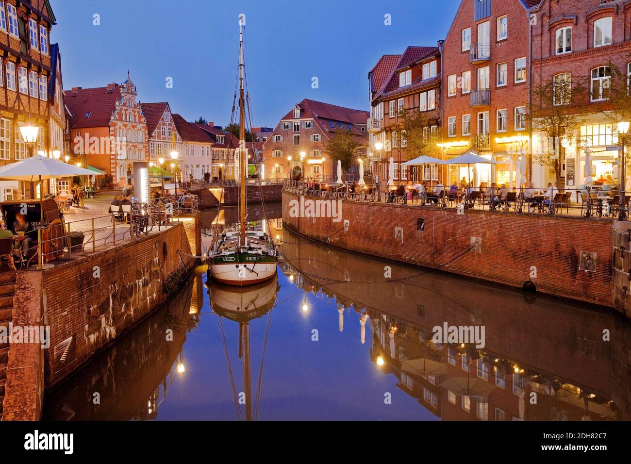 Città vecchia con le case dei mercanti storici e magazzini al porto di Hanse in serata, Germania, bassa Sassonia, Stade Foto Stock