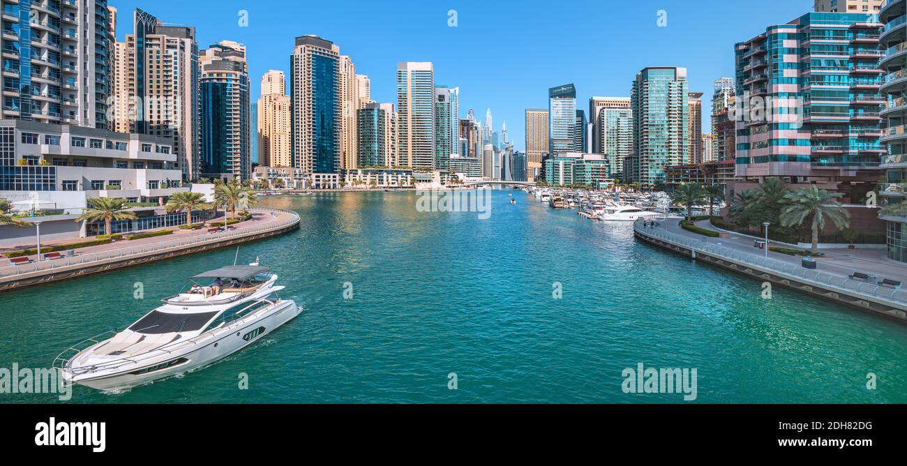 Dubai Marina con lusso skycrapers e barche,Dubai,Regno Arad Emirates Foto Stock