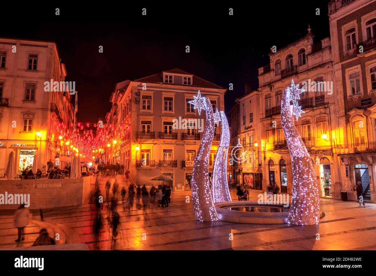 Coimbra, Portogallo - 1 dicembre 2020: Piazza 8 de Maio di notte con luci e ornamenti natalizi a Coimbra, Portogallo. Foto Stock