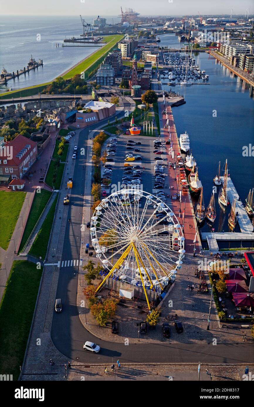 Vista aerea di Havenwelten con ruota panoramica, Germania, Brema, Bremerhaven Foto Stock