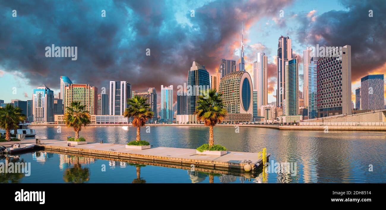 Dubai Marina con lusso skycrapers e barche,Dubai,Regno Arad Emirates Foto Stock