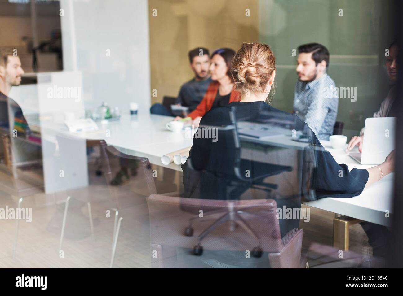 Business People multietnico discussione sul progetto in sala riunioni Foto Stock