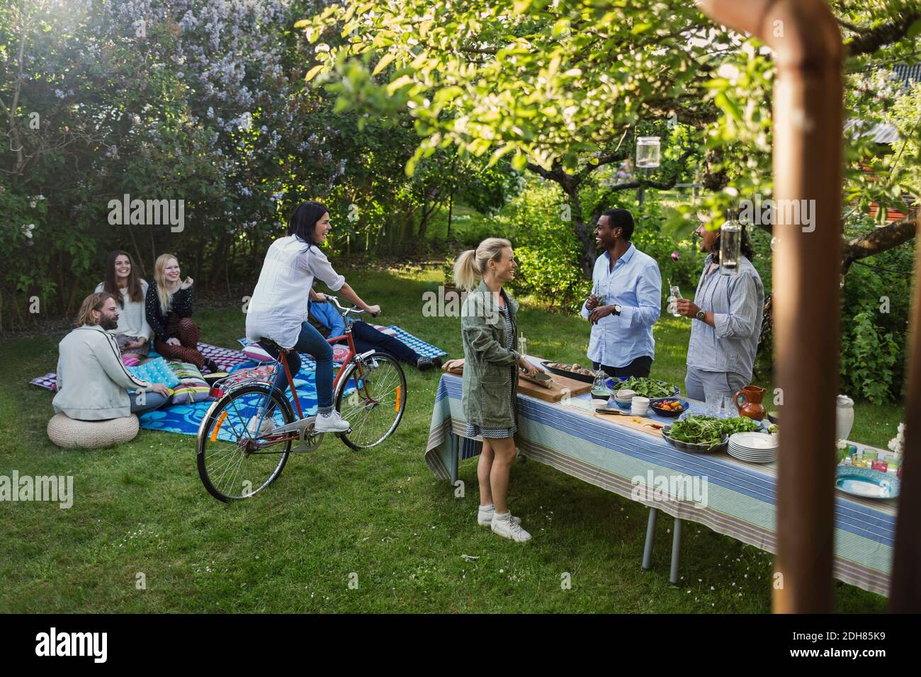 Amici multietnici che si godono la festa estiva in cortile Foto Stock