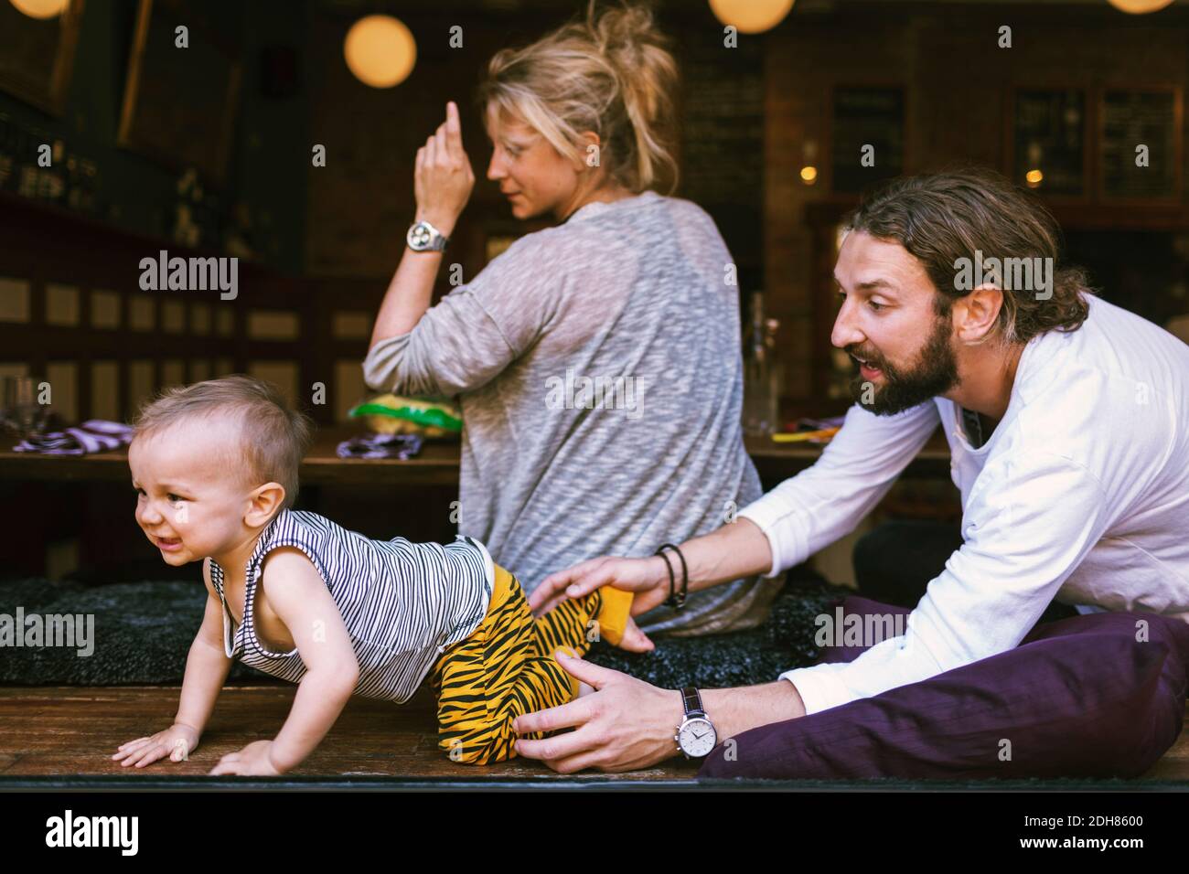 Genitori adulti di media età con un figlio divertente nel ristorante Foto Stock