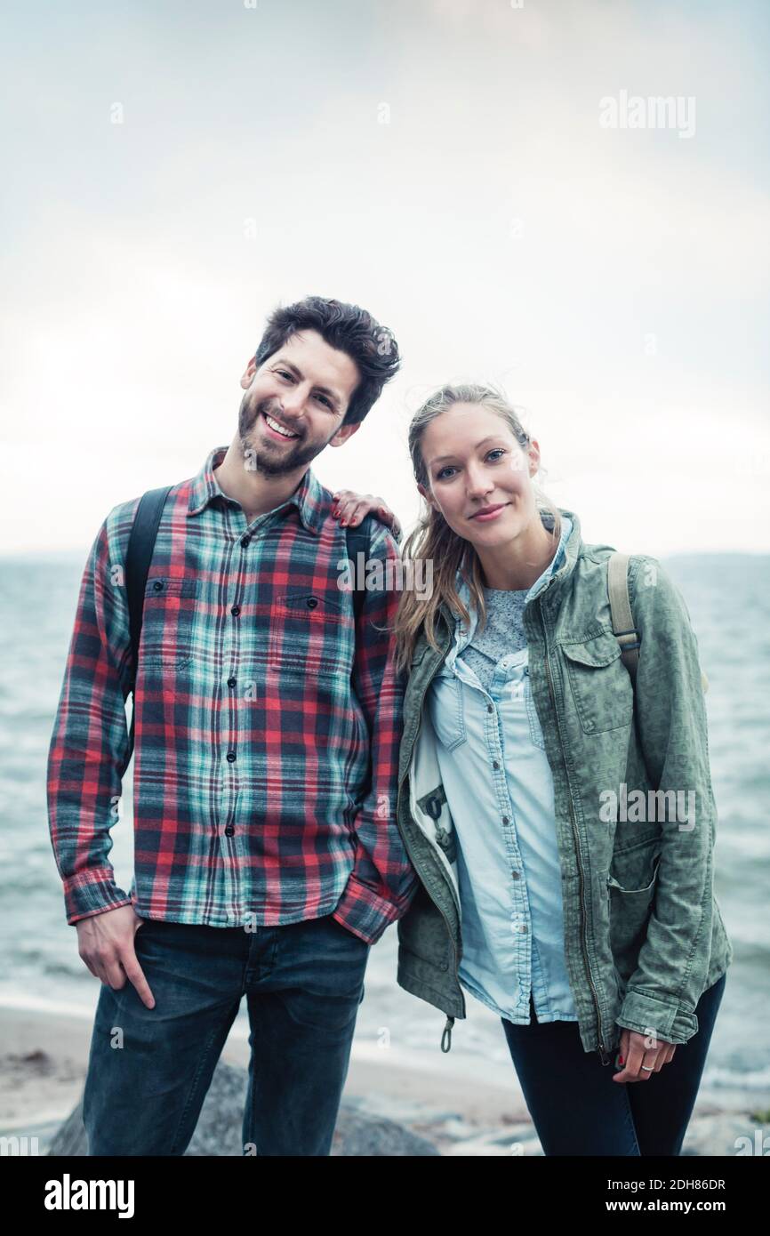 Ritratto della coppia Happy wonderlust in piedi sulla spiaggia Foto Stock