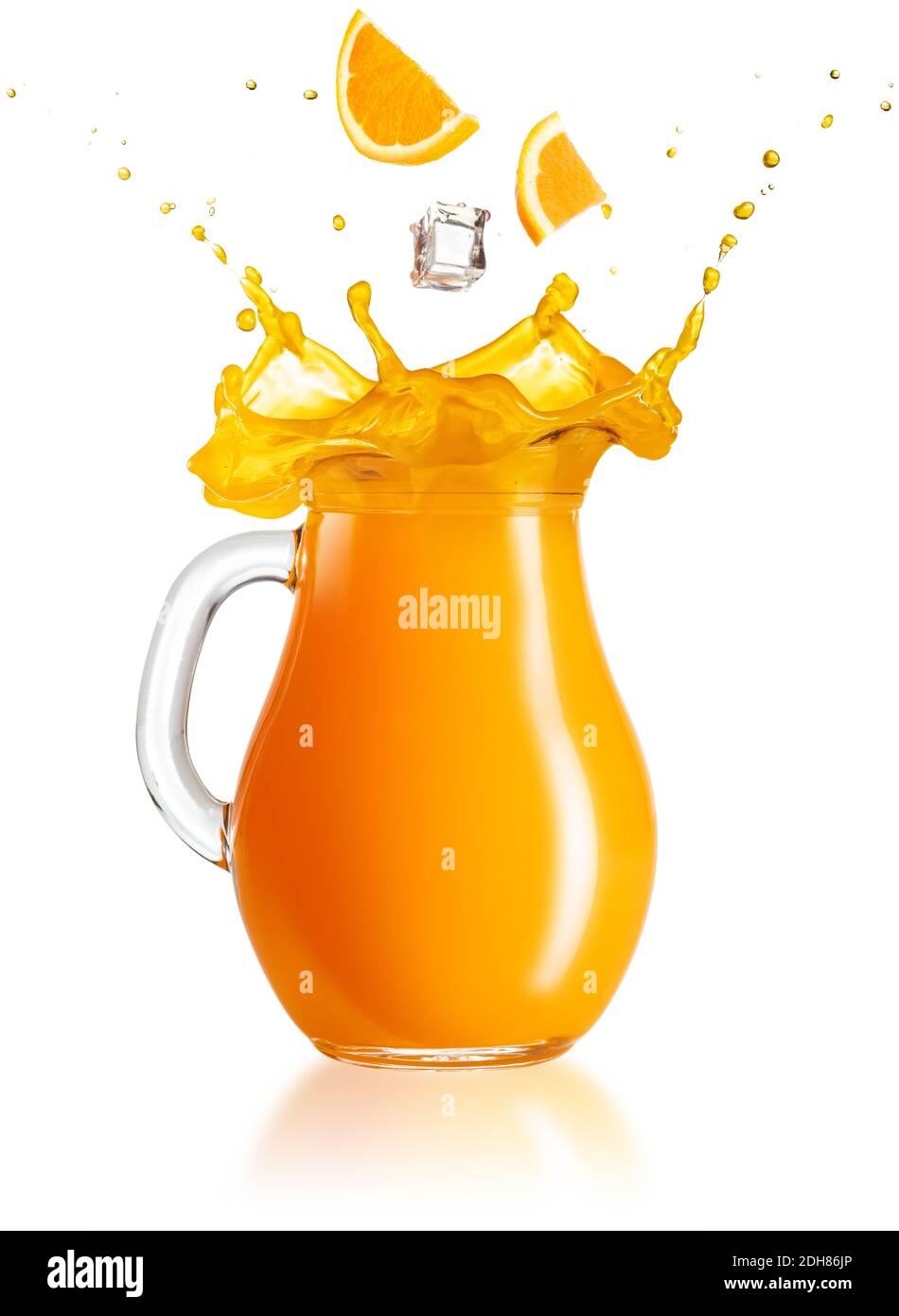 fette di arancio e di cubetto di ghiaccio che cadono in uno spruzzi caraffa su sfondo bianco Foto Stock