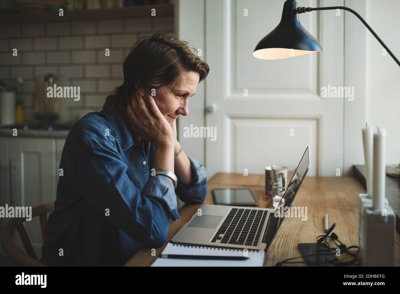 Donna designer che lavora fino a tardi in ufficio a casa Foto Stock