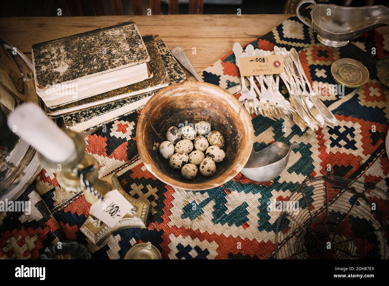 Vista ad alto angolo di oggetti antichi sul tavolo in negozio Foto Stock