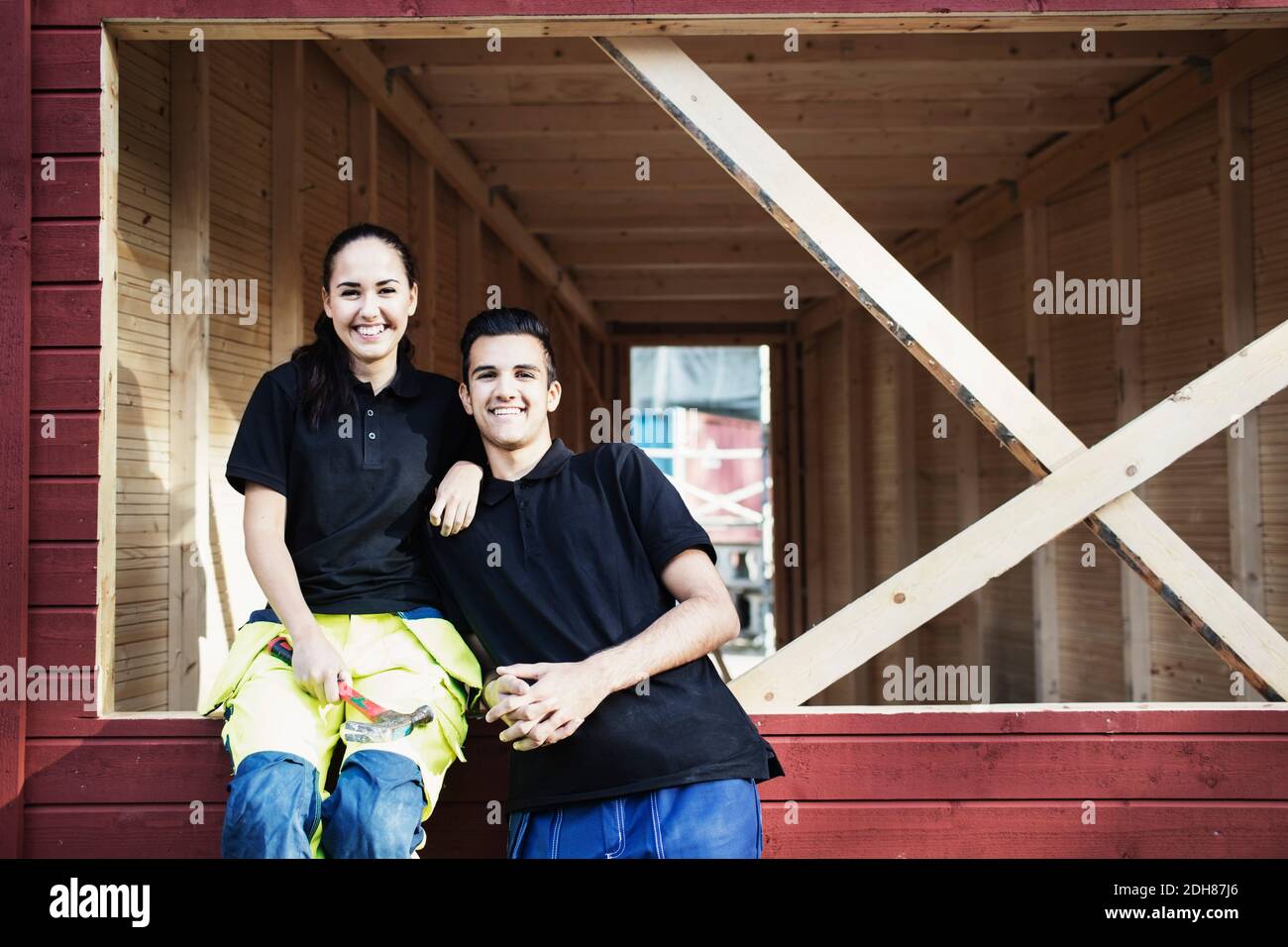 Ritratto di felici studenti di carpenteria all'esterno della cabina di legno Foto Stock