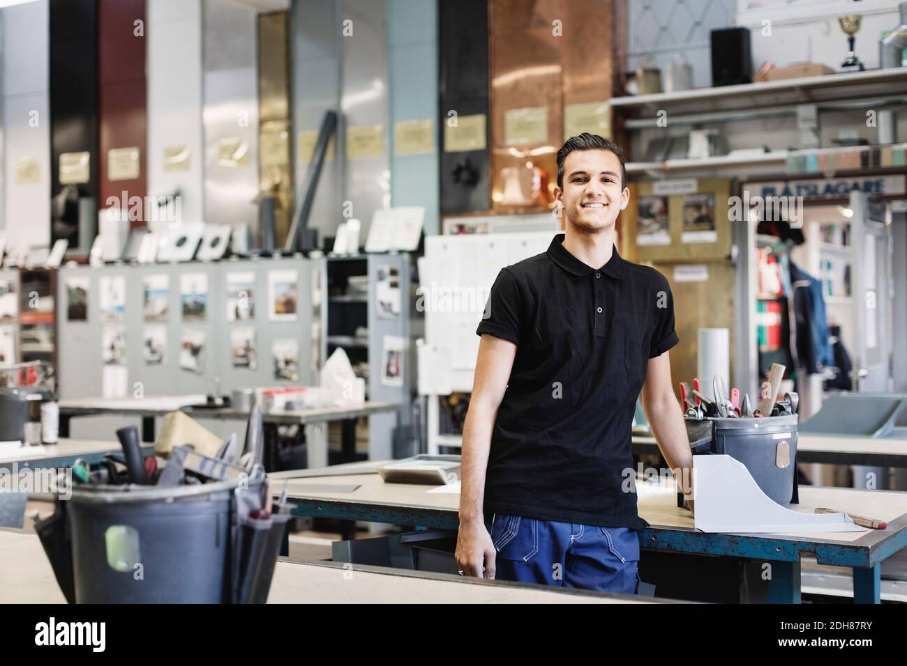 Ritratto di un sicuro studente di scuola superiore in laboratorio Foto Stock