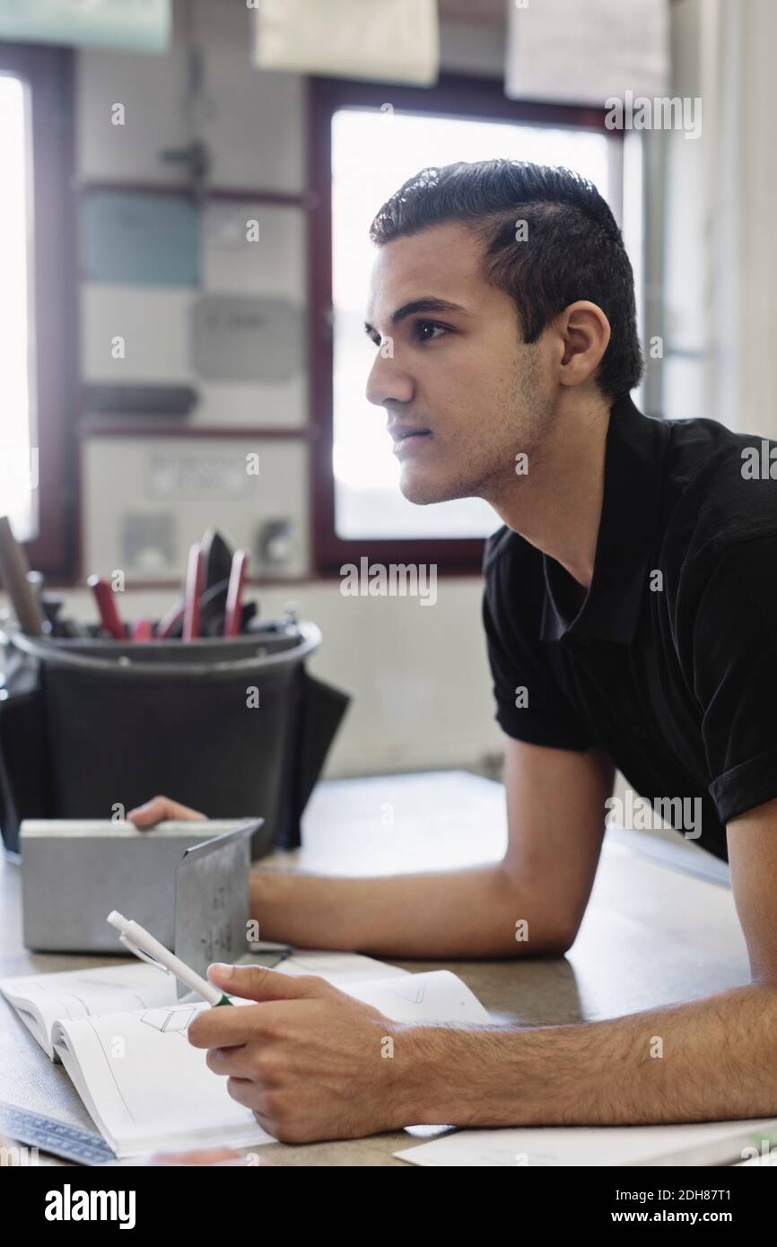 Giovane studente di scuola superiore con progetto in classe di formazione Foto Stock