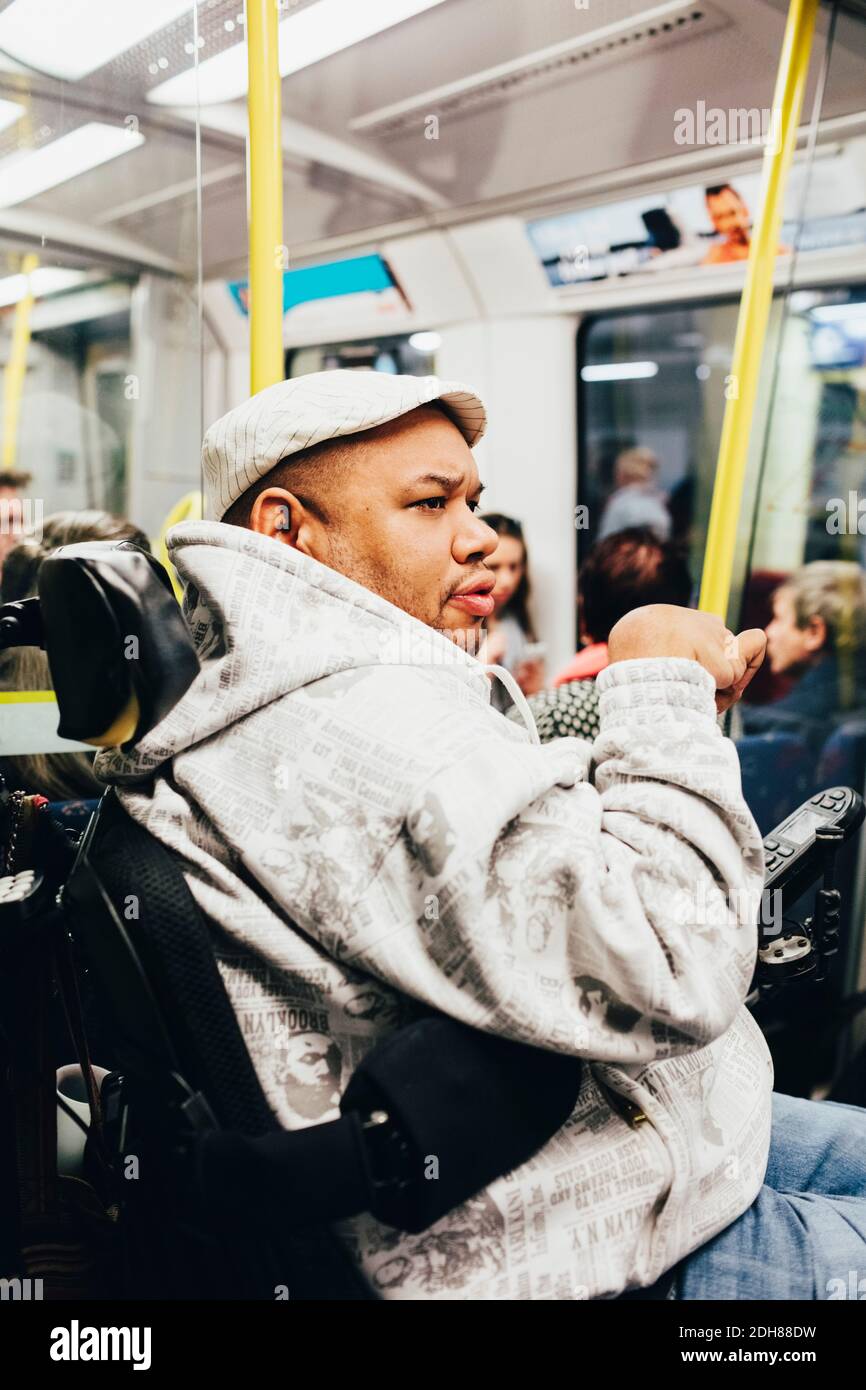Uomo disabile che viaggia in treno Foto Stock