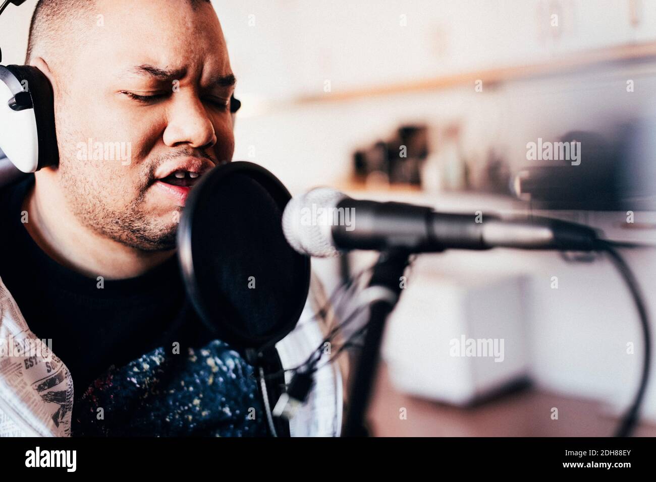 Cantante maschile disabile che canta in studio di registrazione Foto Stock
