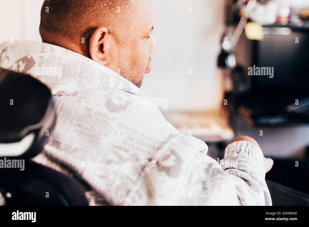 Primo piano di un uomo disabili seduto in studio Foto Stock