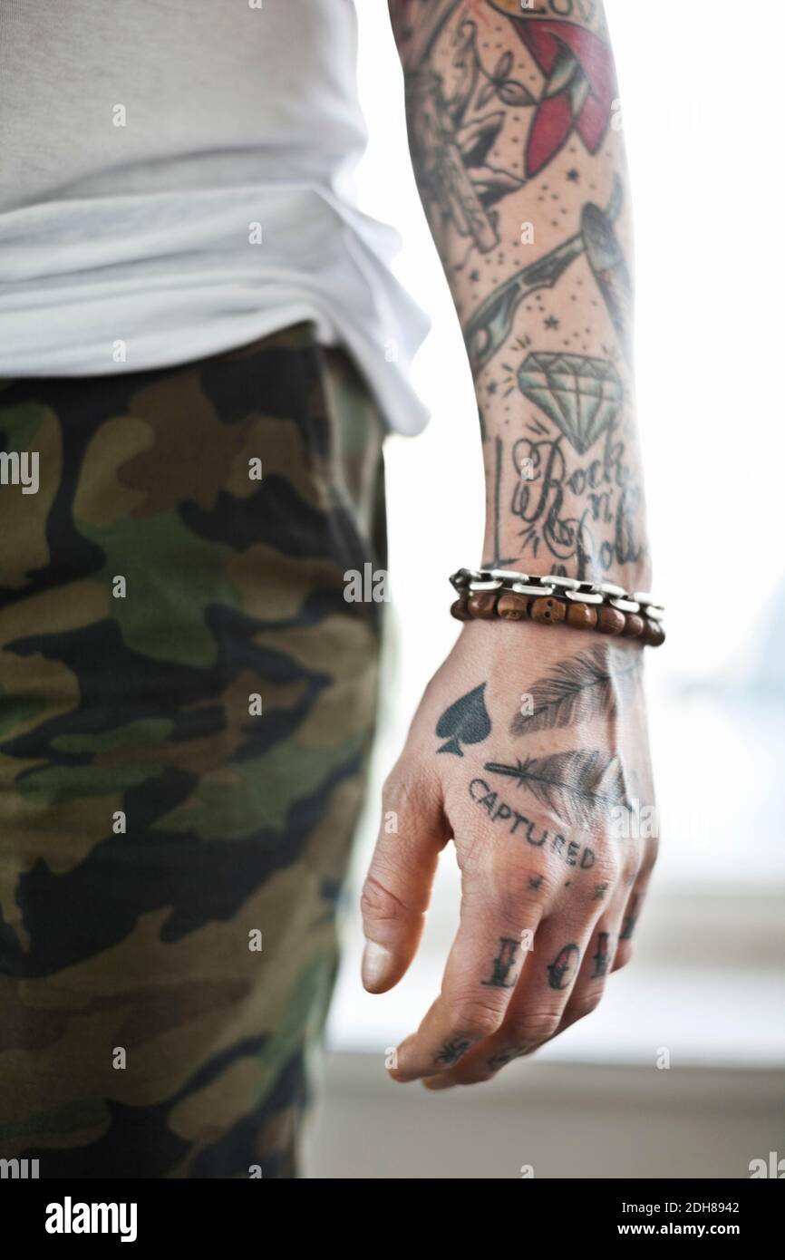 Sezione centrale di un uomo con mano tatuata Foto Stock