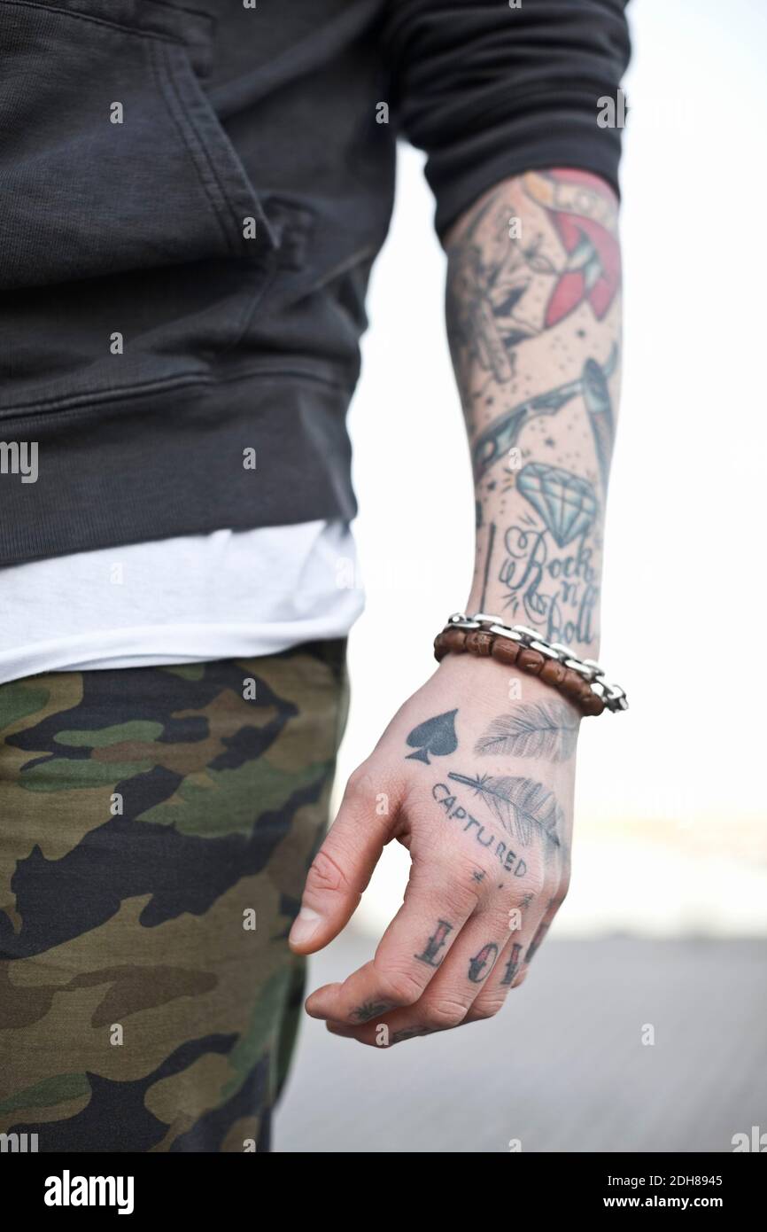 Sezione centrale di un uomo con mano tatuata Foto Stock