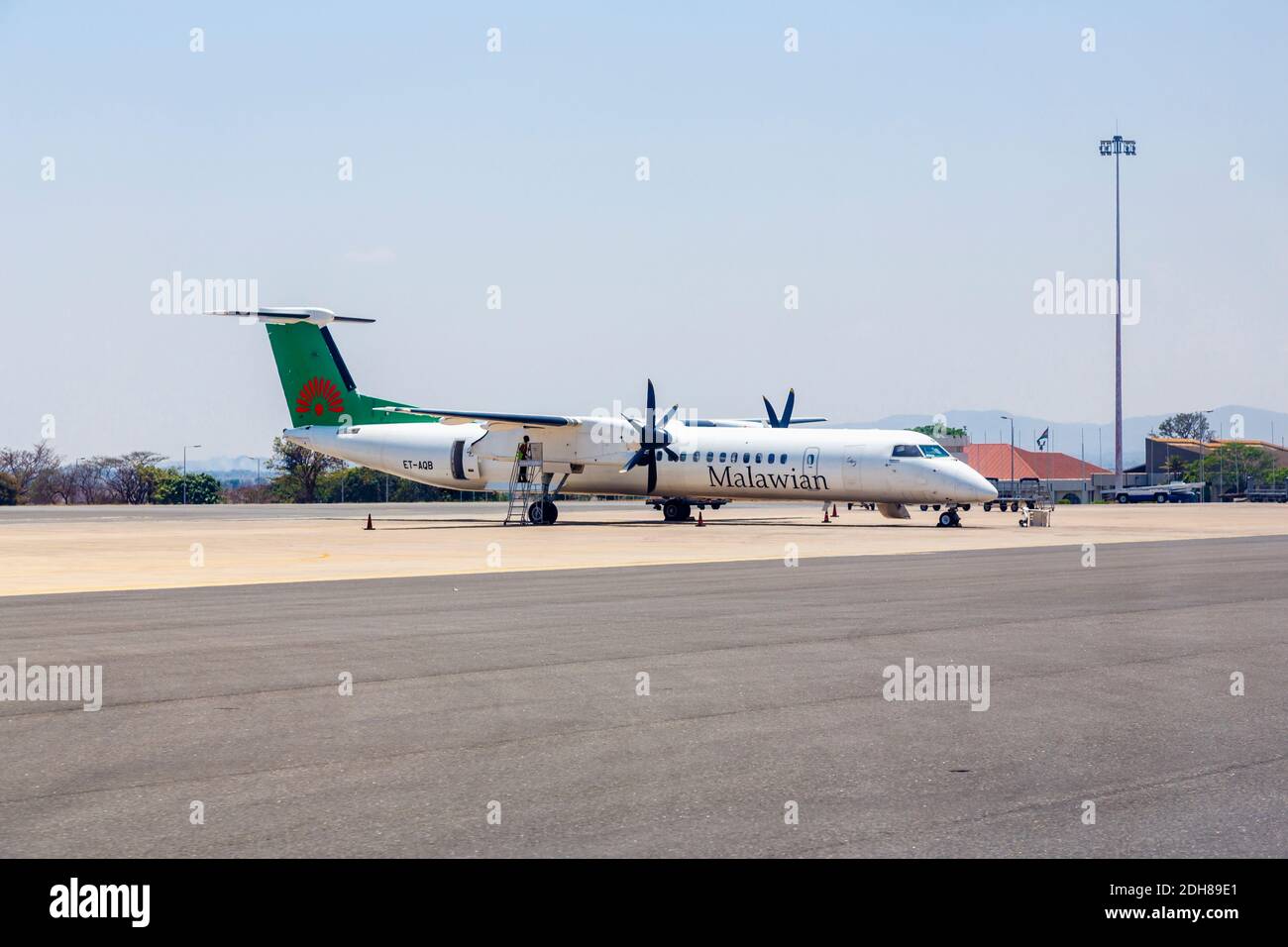 Malawian Airlines turboprop De Havilland Canada Dash 8-400 (gestito da Ethiopian Airlines) sulla pista dell'aeroporto internazionale di Kamazu, Malawi Foto Stock