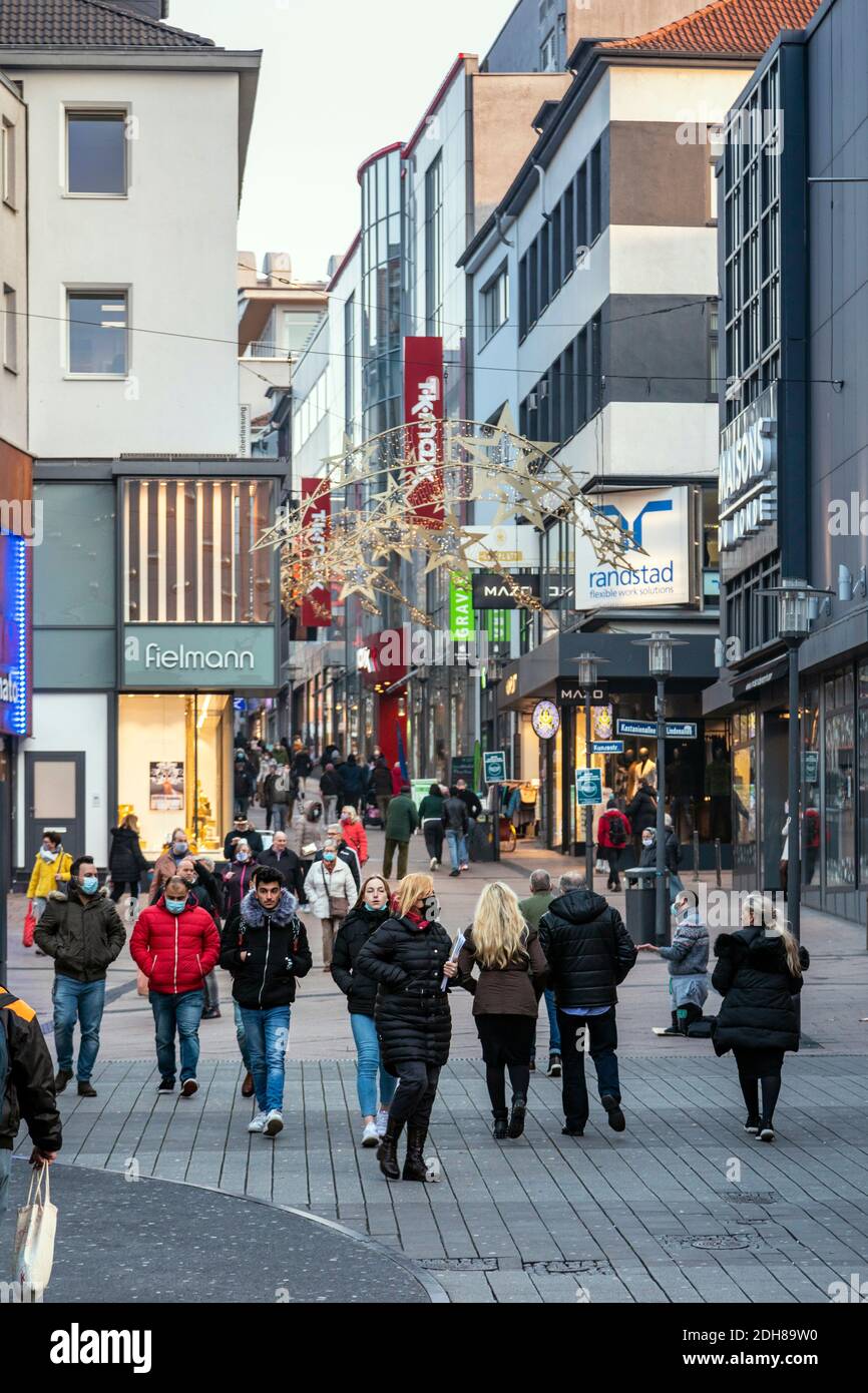 Zona pedonale di Limbecker Straße in corsa fino a Natale Essen durante la pandemia del coronavirus Foto Stock
