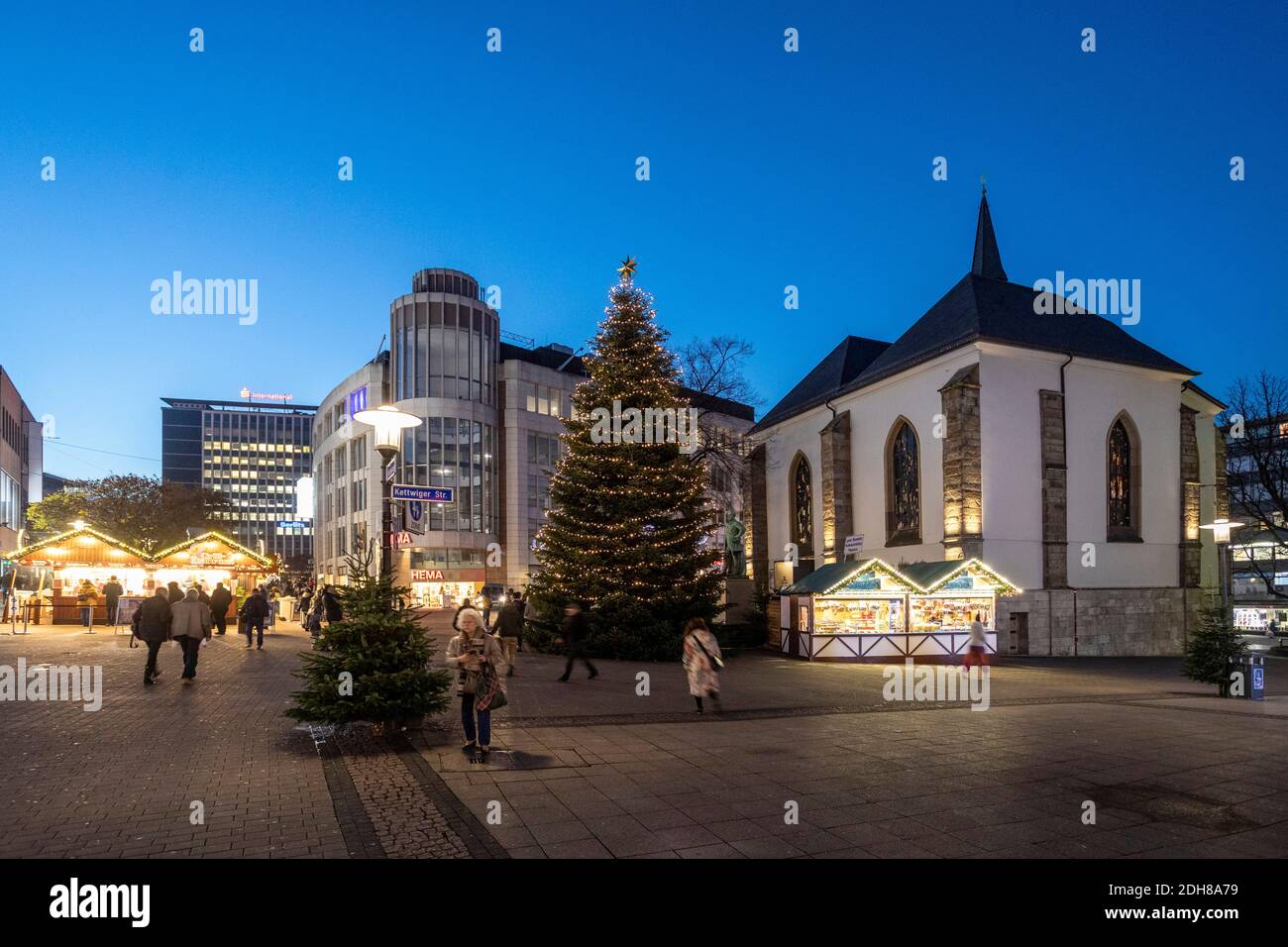 Marktkirche nel centro di Essen e il Natale notevolmente ridotto mercato a causa della pandemia di coronavirus Foto Stock