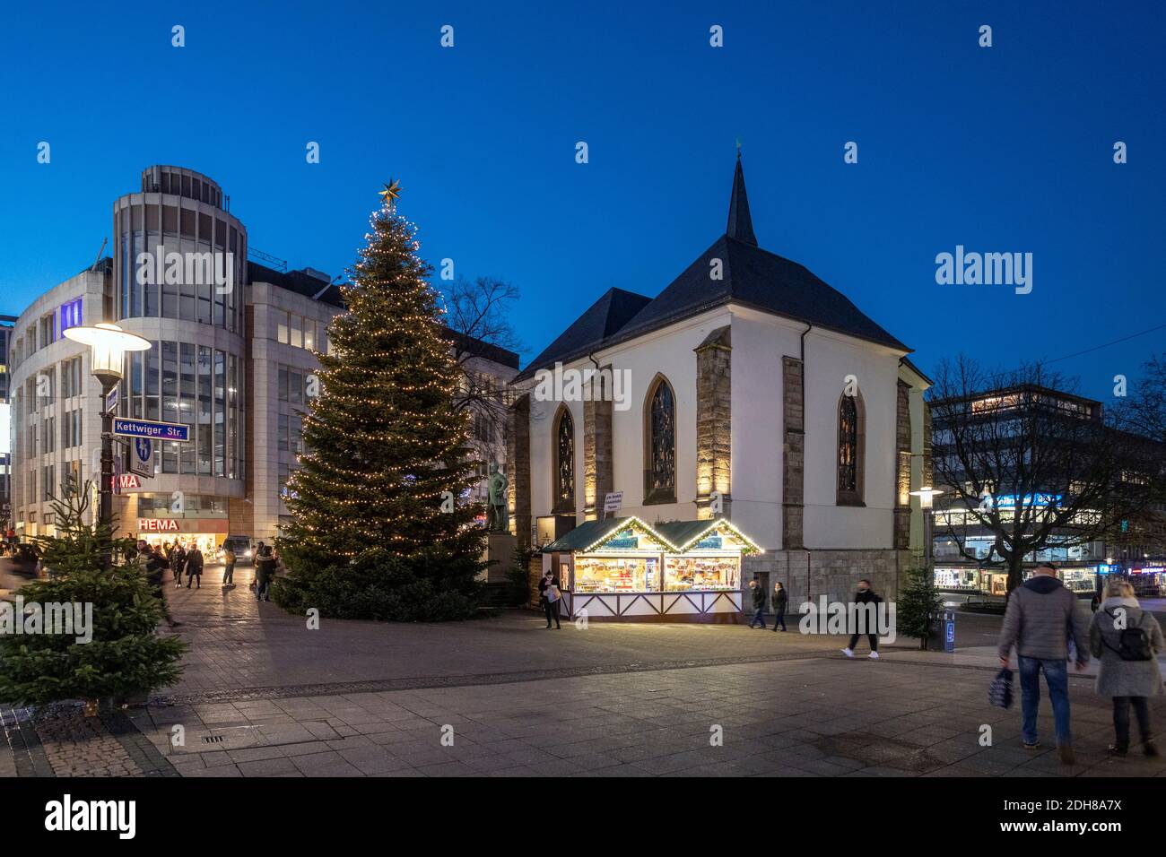 Marktkirche nel centro di Essen e il Natale notevolmente ridotto mercato a causa della pandemia di coronavirus Foto Stock