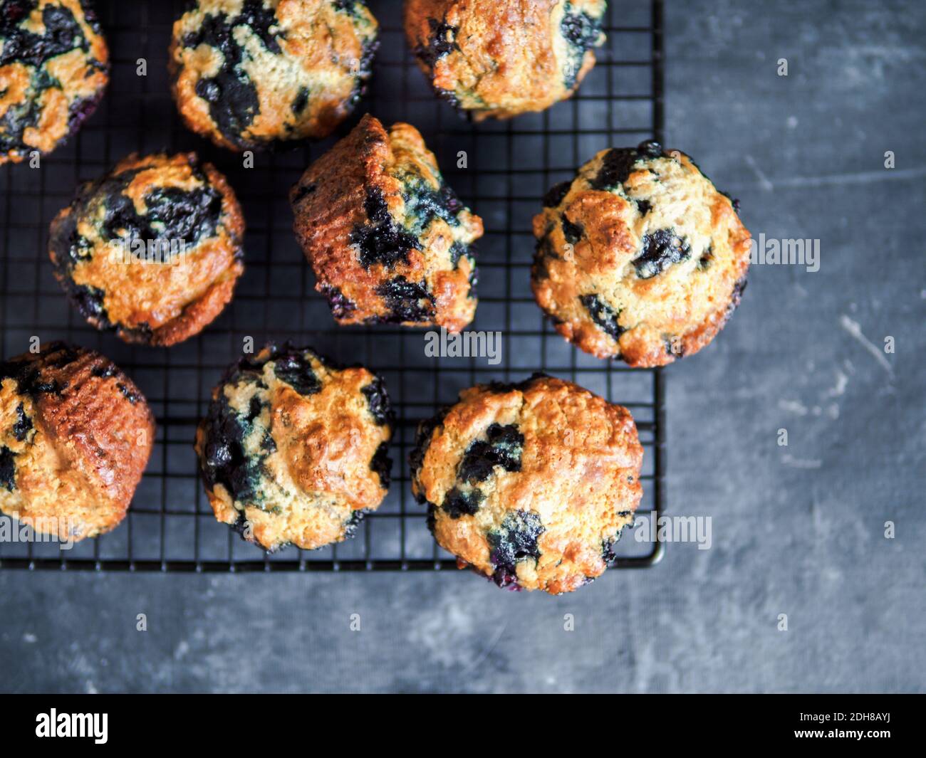 Muffin ai mirtilli fatti in casa su sfondo scuro. Foto Stock