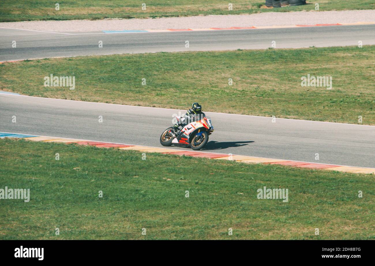 VALENCIA, SPAGNA - 08 dic 2020: Motociclista che guida ad alta velocità con la sua moto in una gara di circuito. Foto Stock