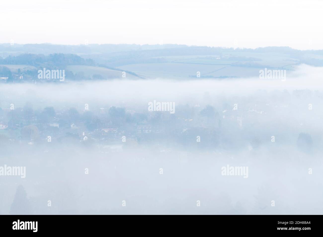 Guardando giù sulla nebbia in una valle Foto Stock