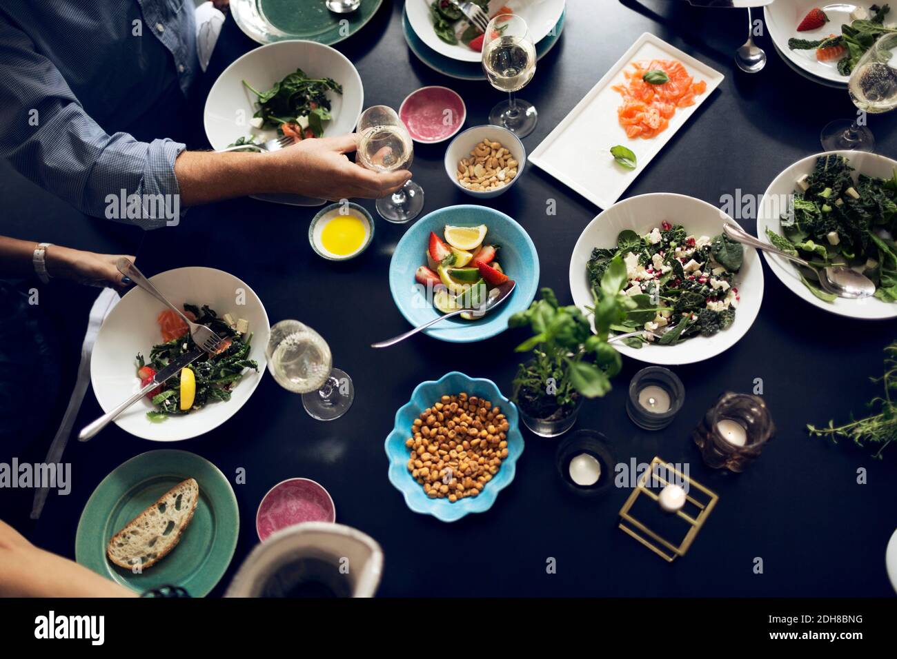 Immagine ritagliata di amici a mangiare cibo a tavola Foto Stock