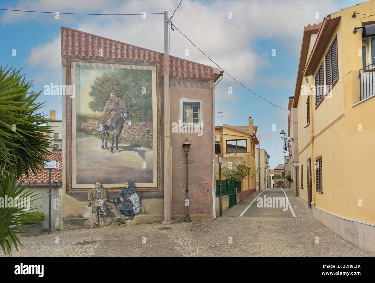 Sennariolo (Italia) - il grazioso centro storico di uno dei più piccoli  comuni della regione e dell'isola della Sardegna, con soli 168 abitanti,  Oristano Foto stock - Alamy