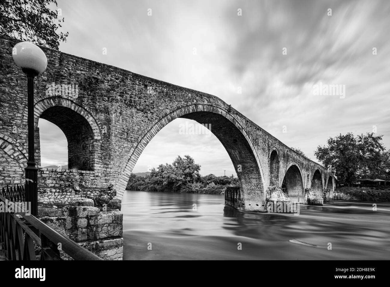 Vecchi ponti ad arco nella zona di Epiro in Grecia. ARTA , Giannena Foto Stock