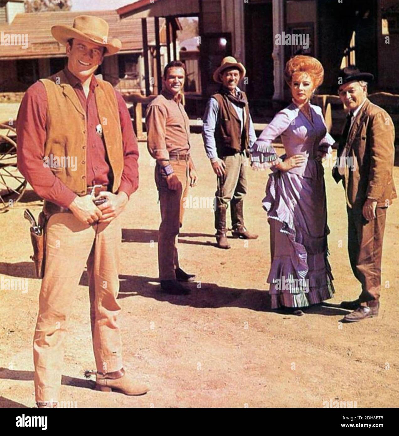 GUNSMOKE CBS serie TV 1955-75 con da sinistra: James Arness (Matt Dillon), Burt Reynolds (Quin Asper), Ken Curtis (Festus), Amanda Blake (Miss Kitty), Milburn Stone (Doc Adams) Foto Stock