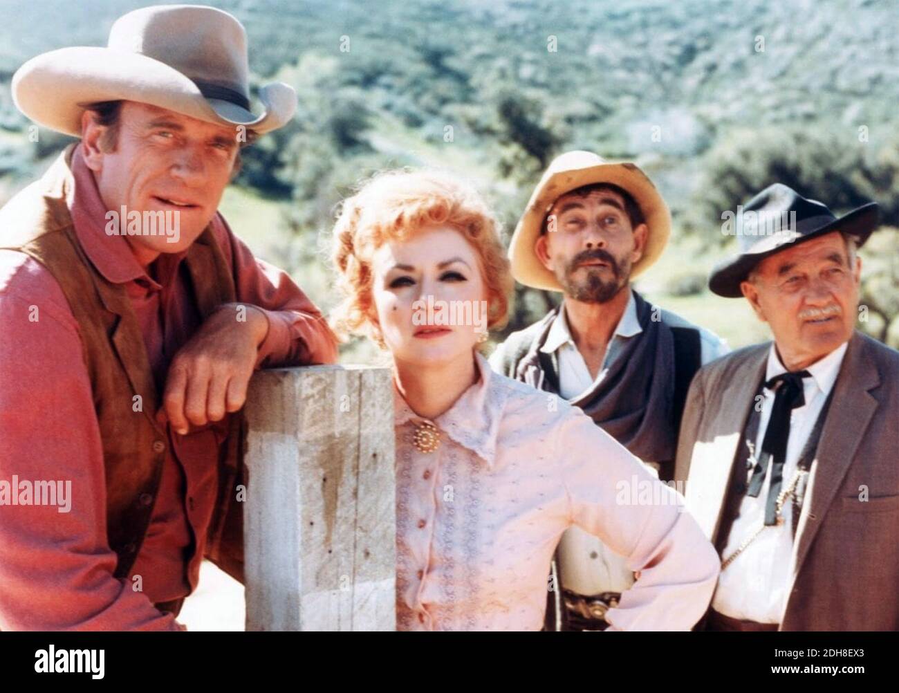 GUNSMOKE CBS serie TV 1955-75 con da sinistra: James Arness (Dillon opaco), Amanda Blake (Miss Kitty), Ken Curtis (Festus), Milburn Stone (Doc Adams) Foto Stock