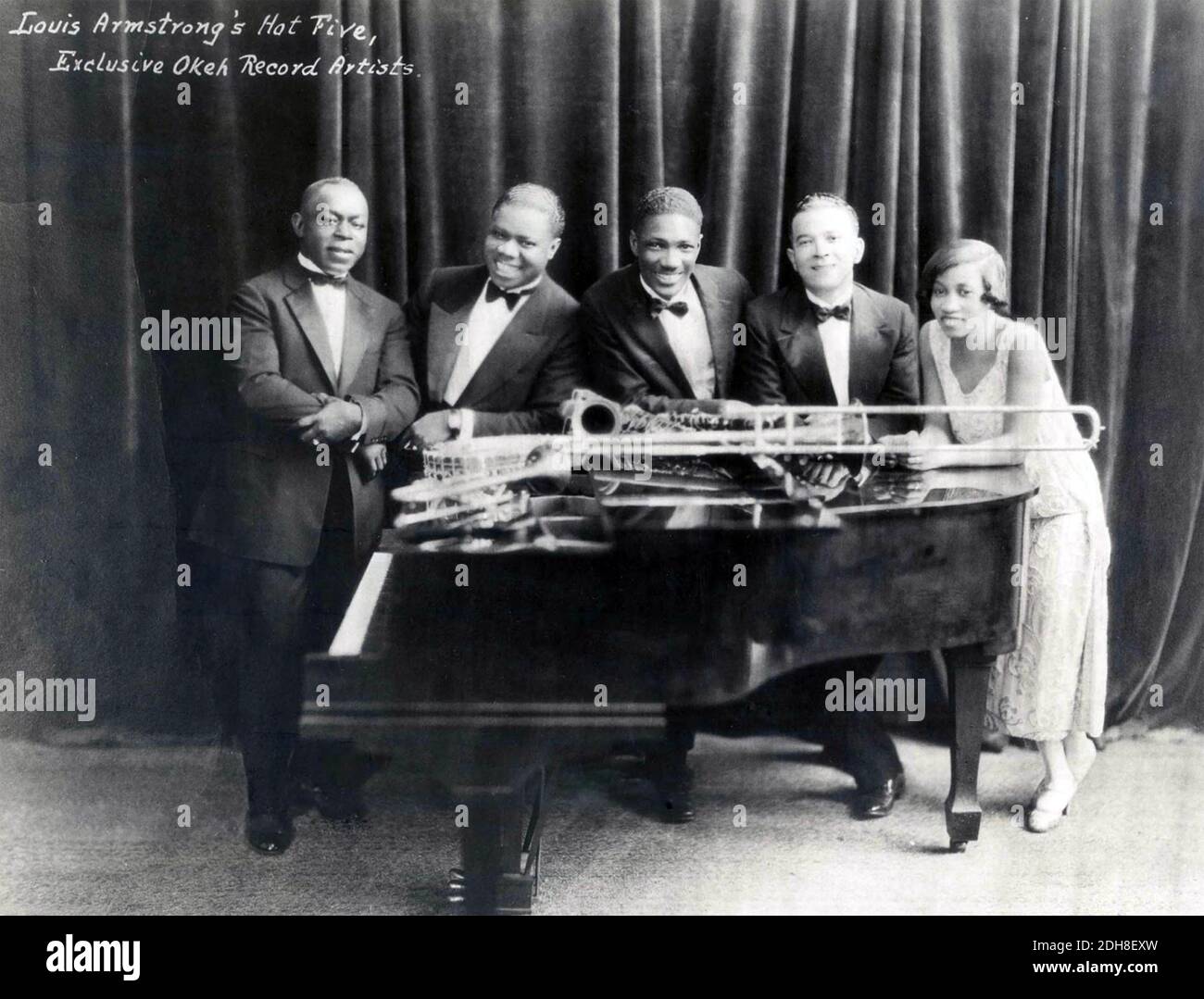 LOUIS ARMSTRONG (1901-1971) trombettista americano, leader della band qui con i suoi Hot Five nel 1925. Da sinistra: Johnny Dodds, Louis Armstrong, Johnny St. Cyr, Kid Ory, Lil Hardin Armstrong (moglie) Foto Stock