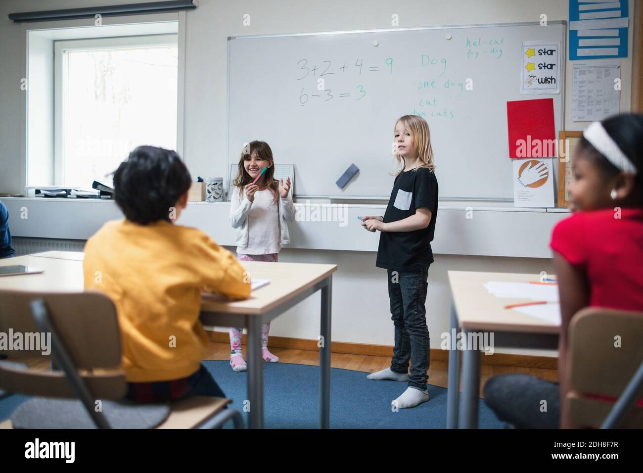 Gli studenti spiegano ai compagni di classe in classe Foto Stock