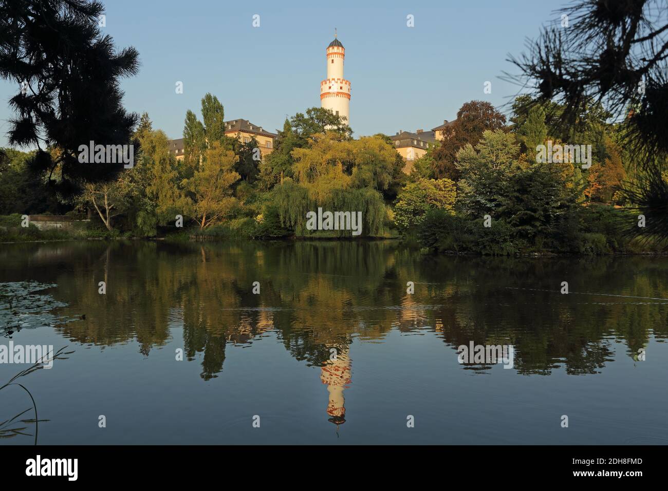 Torre bianca, castello, parco, stagno, Bad Homburg, Assia, Germania Foto Stock